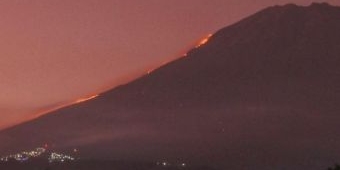 44 Pendaki Dievakuasi Akibat Kebakaran Gunung Sumbing, Jalur Pendakian Ditutup Sementara