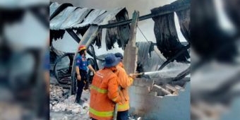 Damkar Gresik Lakukan Pembasahan Kebakaran Pabrik Plastik di Menganti