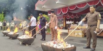 Ribuan Batang Rokok Ilegal Dimusnahkan Pemkab Trenggalek