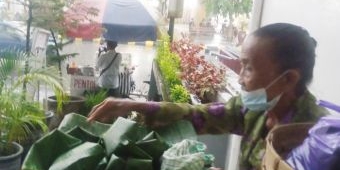 Kisah Mbah Semi, Penjual Mi Goreng Bungkus Daun di Kota Madiun, Bisa Sisihkan Setoran untuk Ditabung