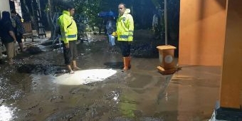 Personel Gabungan TNI-Polri Evakuasi Warga Terdampak Banjir Bandang dan Tanah Longsor di Ngawi