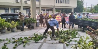 Perwakilan Warga dari 4 Desa Demo Kantor Dinas SDACKTR Pasuruan, Tuntut Pembersihan Eceng Gondok