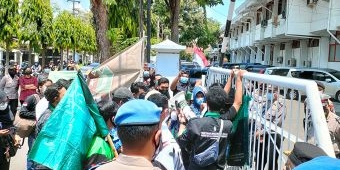Demo HMI Kediri Peringati 2 Tahun Pemerintahan Jokowi-Ma'ruf Diwarnai Aksi Dorong Pintu Gerbang