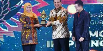 Gubernur Khofifah Raih Penghargaan The Most and Smart Inspiring Woman Leader