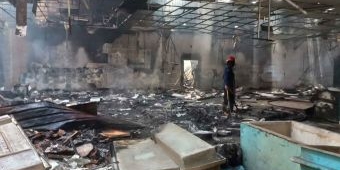 Diduga Akibat Percikan Las, Bangunan Bekas Gudang Frozen di Sidoarjo Terbakar