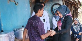 Bupati Mojokerto Serahkan Bantuan Modal untuk Disabilitas Secara Langsung