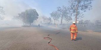 Lahan Kosong Seluas 4,5 Hektare di Surabaya Terbakar, Kepulan Asap Ganggu Arus Lalu Lintas