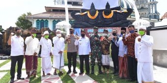 Bupati Fadeli Resmikan Padmasana Pura Sweta Maha Suci di Desa Pancasila Lamongan