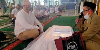 Bule Amerika Masuk Islam, Jemaah Masjid Al Akbar Ucapkan Selamat