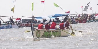 Lomba Balap Dayung Tradisi Nelayan Panggungrejo Peringati Hari Kemerdekaan RI