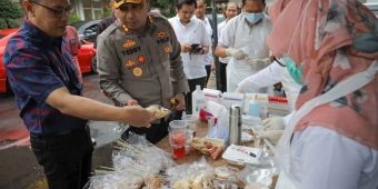 Sidak Takjil, Pemkot Kediri Minta Pedagang Tak Pakai Koran untuk Bungkus Makanan