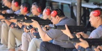Kepala UPT Pemasyarakatan dan Imigrasi di Jawa Timur Latihan Menembak
