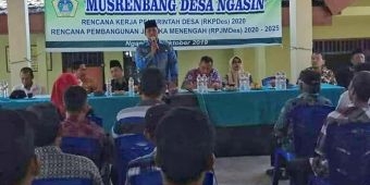 Geliatkan Roda Perekonomian Warga, Kades Ngasin Perbaiki Jalan Poros Desa