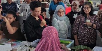 Pj Wali Kota Kediri Borong Jajanan di Festival Jajan Pasar 2024
