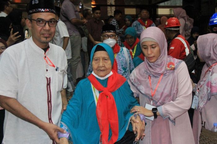 SIG Berangkatkan Masmuchibah, Jemaah Haji Tertua asal Gresik