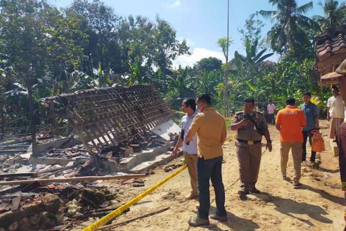 Pemuda di Pamekasan Nekat Bakar Rumahnya Sendiri