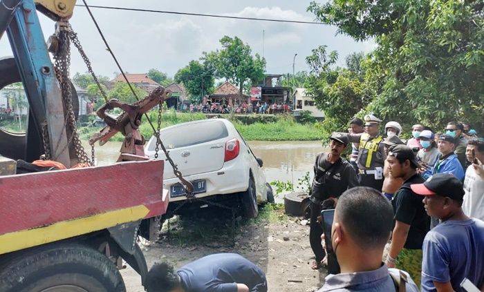 Mobil Ayla yang Tercebur dan Tenggelam di Sungai Bakungtemenggungan Sidoarjo Berhasil Dievakuasi