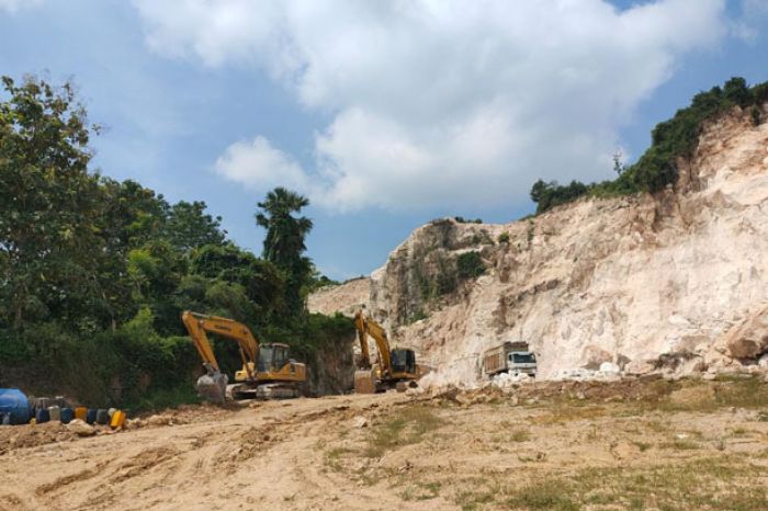 Tambang Gunung Kapur di Desa Prupuh Gresik Membahayakan Tambang Gunung Kapur di Desa Prupuh Gresik Membahayakan