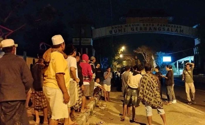 Buntut Masuknya Tembakau Luar Madura, Ratusan Masyarakat di Pamekasan Berjaga-jaga di 3 Titik Buntut Masuknya Tembakau Luar Madura, Ratusan Masyarakat di Pamekasan Berjaga-jaga di 3 Titik