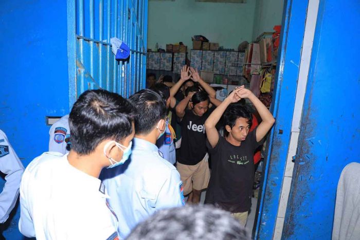 Komitmen Brantas Halinar, Petugas Gabungan Geledah Kamar Warga Binaan Lapas Sidoarjo Komitmen Brantas Halinar, Petugas Gabungan Geledah Kamar Warga Binaan Lapas Sidoarjo