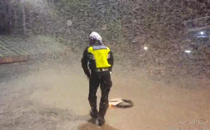 Ketika Jutaan Laron Menyerbu Jalan Hayam Wuruk Kota Mojokerto, Pengendara Pilih Putar Balik Ketika Jutaan Laron Menyerbu Jalan Hayam Wuruk Kota Mojokerto, Pengendara Pilih Putar Balik