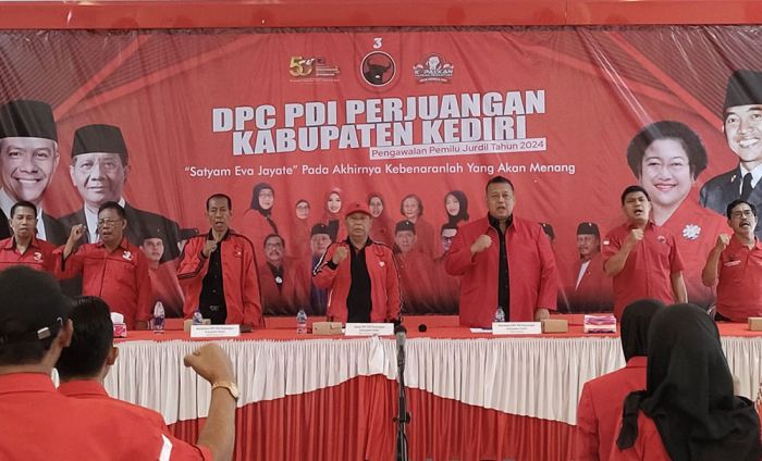 Ketua PDIP Kabupaten Kediri Bantah Ada Kadernya yang Deklarasi Dukung Prabowo-Gibran Ketua PDIP Kabupaten Kediri Bantah Ada Kadernya yang Deklarasi Dukung Prabowo-Gibran