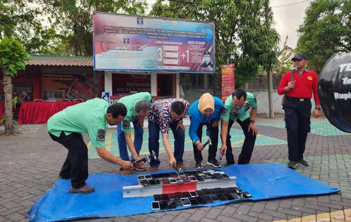 Kanwil Kemenkumham Jatim Musnahkan Barang Bukti Puluhan HP Hasil Sidak Maret-September 2023 Kanwil Kemenkumham Jatim Musnahkan Barang Bukti Puluhan HP Hasil Sidak Maret-September 2023
