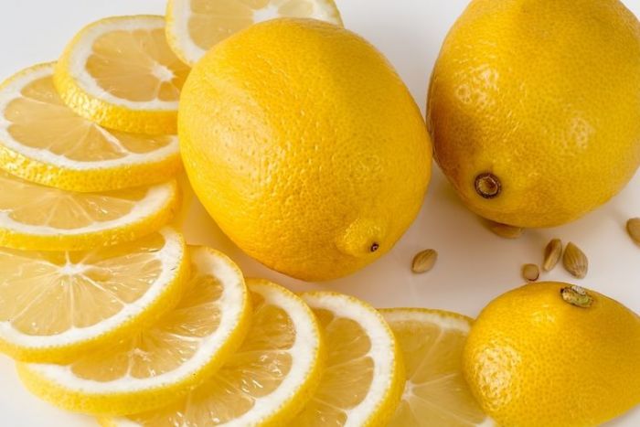 Apakan Rutin Konsumsi Air Lemon Dapat Turunkan Berat Badan? Simak Penjelasannya