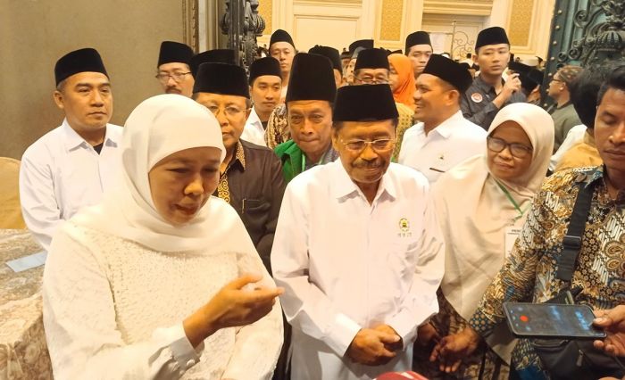 Gubernur Khofifah Buka Bimtek dan Penyaluran Tunjangan Kehormatan DMI Jatim kepada Imam Masjid