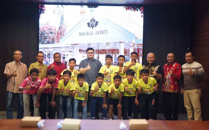 Jelang Tanding di Vietnam, Bupati Kediri Beri Hadiah Sepatu Bola ke 12 Siswa SSB Jelang Tanding di Vietnam, Bupati Kediri Beri Hadiah Sepatu Bola ke 12 Siswa SSB