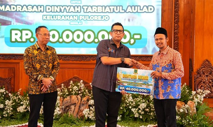 Kucurkan Dana Hibah Rp9,65 M, Pj Wali Kota Mojokerto: Kalau Ada yang Potong-Potong Laporkan Saya Kucurkan Dana Hibah Rp9,65 M, Pj Wali Kota Mojokerto: Kalau Ada yang Potong-Potong Laporkan Saya