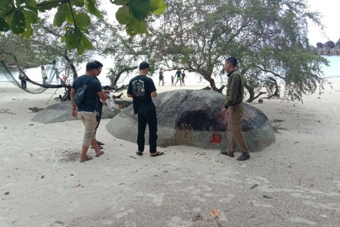 Pelajar Rayakan Kelulusan dengan Corat-Coret Batu Granit di Pantai Tanjung Tinggi Belitung