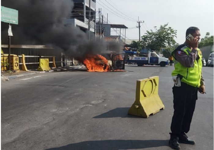 Mobil Karimun Merah Plat L Habis Terbakar di Sidoarjo Mobil Karimun Merah Plat L Habis Terbakar di Sidoarjo