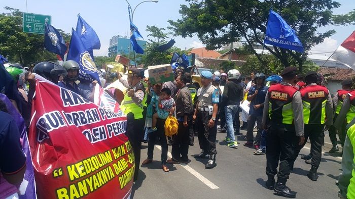 Rekannya ​Dituntut 7 Bulan, Puluhan Buruh Demo Kejari Kabupaten  Pasuruan