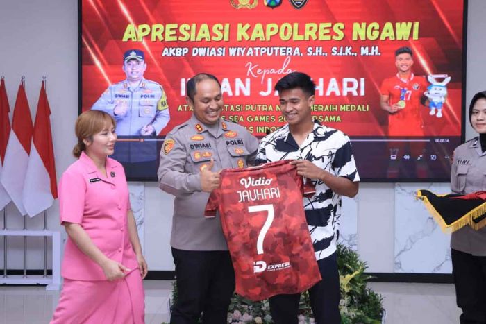 Kapolres Ngawi Apresiasi Irfan Jauhari Timnas U-22 Peraih Medali Emas Sea Games 2023 Kapolres Ngawi Apresiasi Irfan Jauhari Timnas U-22 Peraih Medali Emas Sea Games 2023