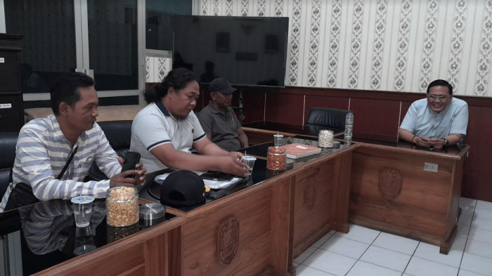 Ketua RT di Desa Kotakan yang Diberhentikan Sepihak Mengadu ke DPRD Kabupaten Situbondo
