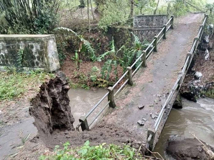 Jembatan Penghubung Dua Desa Di Blitar Putus Usai Diterjang Hujan Deras