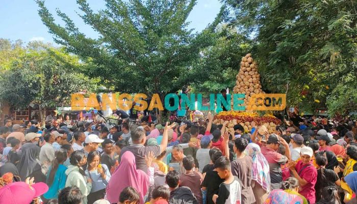 Ribuan Warga Kediri Rebutan Tumpeng Raksasa di Sumber Banteng