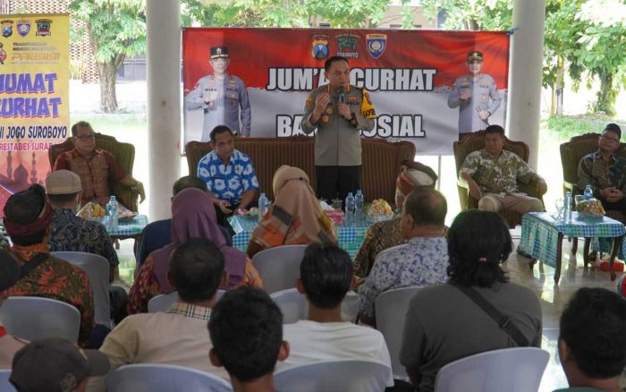 Jumat Curhat, Polrestabes Surabaya Bagikan 70 Sembako di Babatan Wiyung