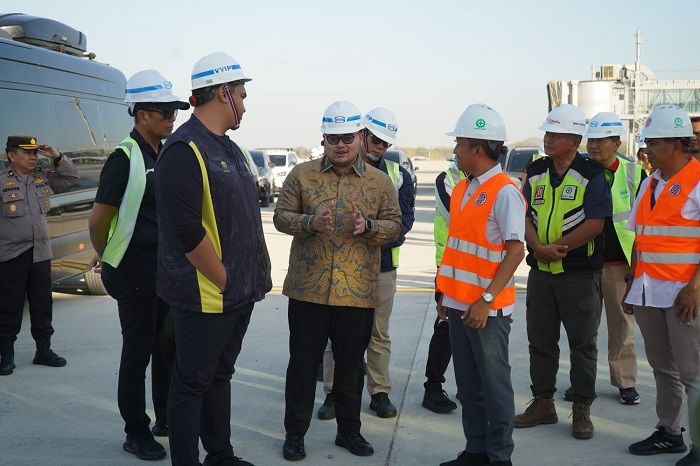 Menpora Dito - Bupati Dhito Cek Bandara dan Stadion: Tak Boleh Terjadi Keterlambatan Menpora Dito - Bupati Dhito Cek Bandara dan Stadion: Tak Boleh Terjadi Keterlambatan