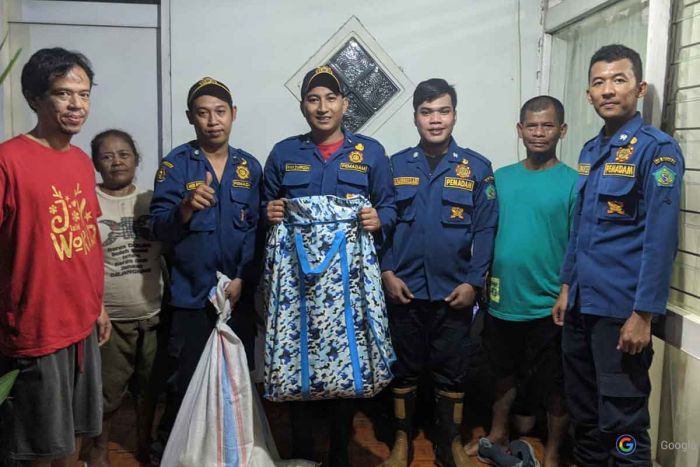 Tim Rescue PMK Waru Sidoarjo, Amankan Dua Ular Sanca Sepanjang 4,5 Meter