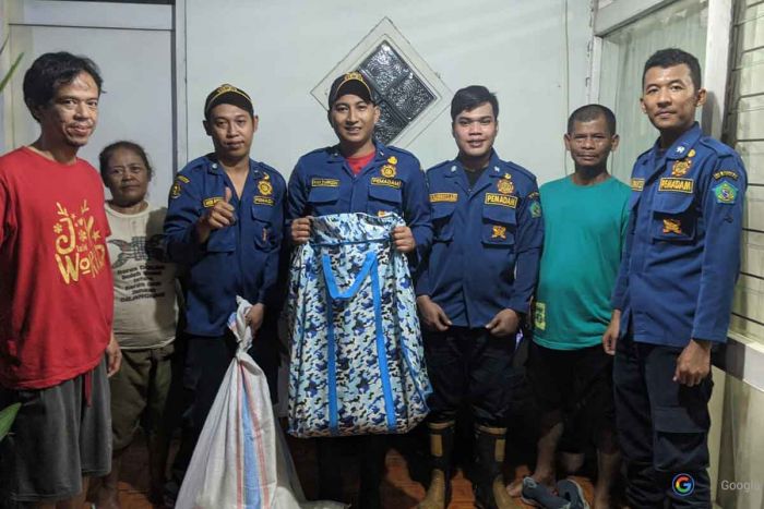 Tim Rescue PMK Waru Sidoarjo, Amankan Dua Ular Sanca Sepanjang 4,5 Meter Tim Rescue PMK Waru Sidoarjo, Amankan Dua Ular Sanca Sepanjang 4,5 Meter