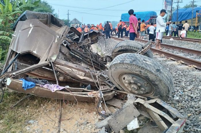 Mogok, Truk Gandeng Disambar Kereta Api di Jombang