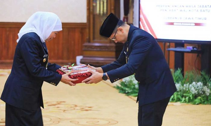 Serahkan SK Perpanjangan Masa Jabatan Pj Wali Kota Batu, ini Pesan Gubernur Khofifah