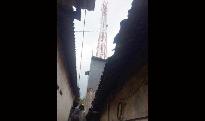 Tower Ilegal di Jalan Mayjend Sungkono Kota Malang Rusak Segel Satpol PP
