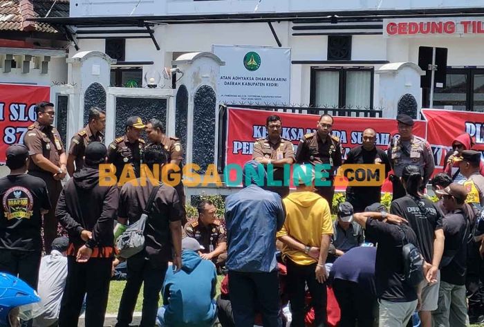 Puluhan Aktivis Antikorupsi Geruduk Kantor Kejari Kabupaten Kediri, Ada Apa? Puluhan Aktivis Antikorupsi Geruduk Kantor Kejari Kabupaten Kediri, Ada Apa?