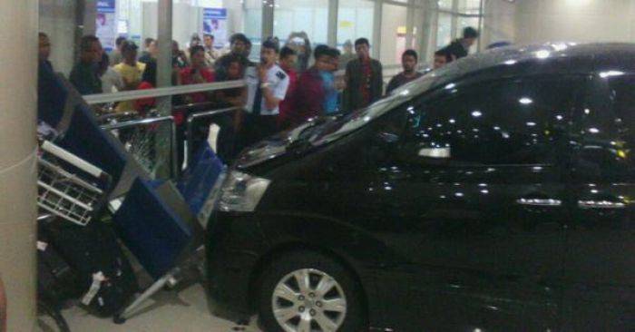 Lagi, Mobil Nyelonong ke Ruang Tunggu Bandara Juanda Terminal 2 Lagi, Mobil Nyelonong ke Ruang Tunggu Bandara Juanda Terminal 2