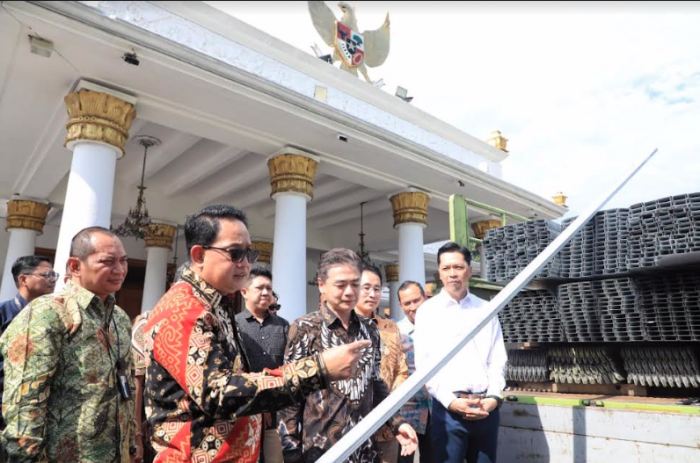 Pj Gubernur Jatim Terima Simbolis Bantuan Baja Ringan untuk Pemulihan Pascagempa di Bawean Pj Gubernur Jatim Terima Simbolis Bantuan Baja Ringan untuk Pemulihan Pascagempa di Bawean