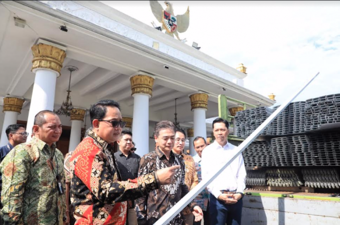 Pj Gubernur Jatim Terima Simbolis Bantuan Baja Ringan untuk Pemulihan Pascagempa di Bawean