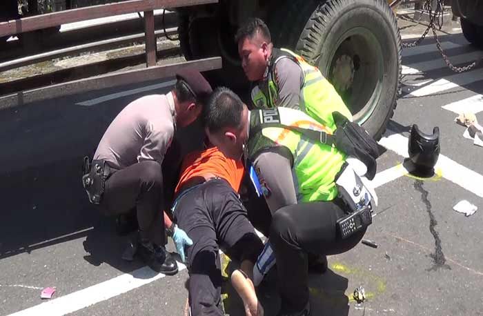 Pengendara Motor Tewas Terserempet Truk Gandeng di Pertigaan Herlingga Blitar Pengendara Motor Tewas Terserempet Truk Gandeng di Pertigaan Herlingga Blitar
